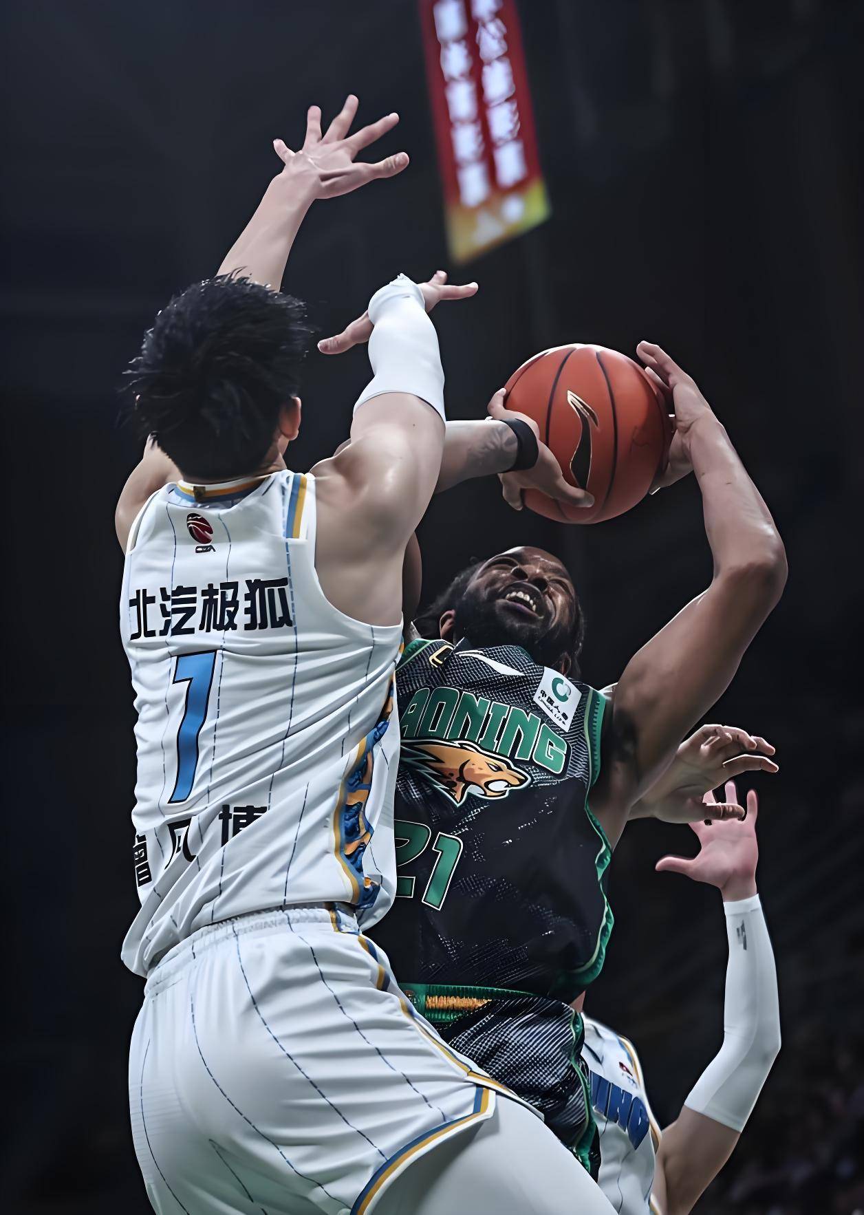 今晨突围战来临,深圳男篮围绕CBA常规赛战术微调,话题不断,控场能力受关注的简单介绍 今晨突围战来临,深圳男篮围绕CBA常规赛战术微调,话题不断,控场能力受关注的简单介绍